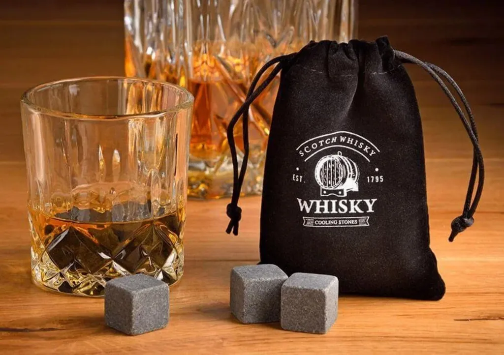 Whisky Geschenkset Nicht Nur Für Whisky Liebhaber:innen, 8 Granit Whisky Steine, 2 Whiskygläser, Eiswürfelzange Und Samtbeutel In Toller Holz Geschenkbox. Neidfaktor Inclusive 5 Whisky Geschenkset Nicht Nur Für Whisky Liebhaber:innen, 8 Granit Whisky Steine, 2 Whiskygläser, Eiswürfelzange Und Samtbeutel In Toller Holz Geschenkbox. Neidfaktor Inclusive – Bild 5